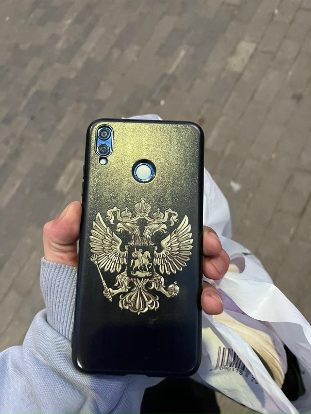 Нашел на лавке в парке, отнес не охрану! Анон