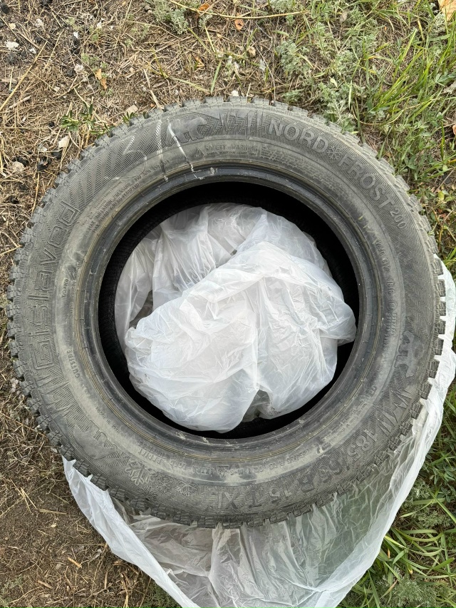 ПРОДАМ ЗИМНИЕ ШИНЫ!
R15 185/65 шипованная. Откатала три се?...