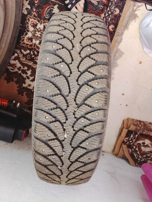 Продам зимнюю резину, 175/65 R14, стояла на калине. Два балл?...