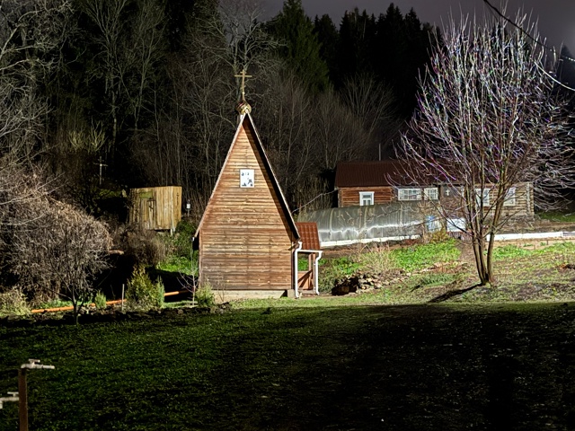 Красоты мужского монастыря в ночи.
Фото: Тихвинский му...