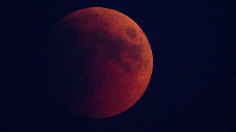 7 сентября москвичи впервые за 7 лет увидят полное лунное затмение.
Теневая фаза продлится с 20:31