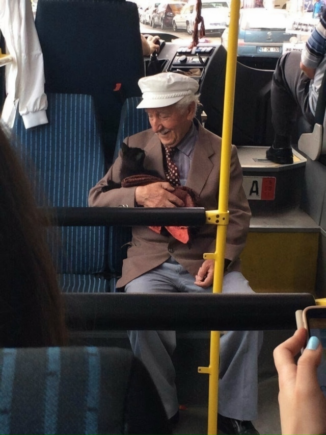 В автобусе дедушка тепло обнимает кота
Фотография гр?...