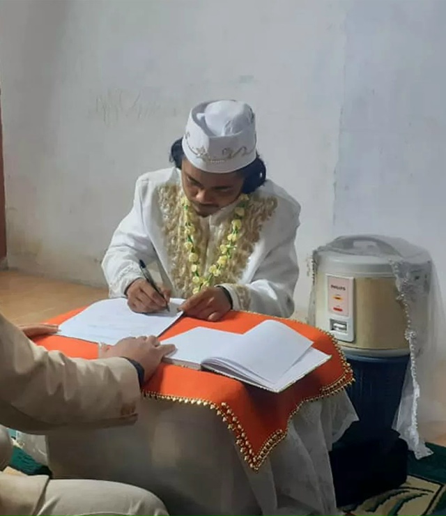 Житель Индонезии устроил необычную свадьбу — его избр...