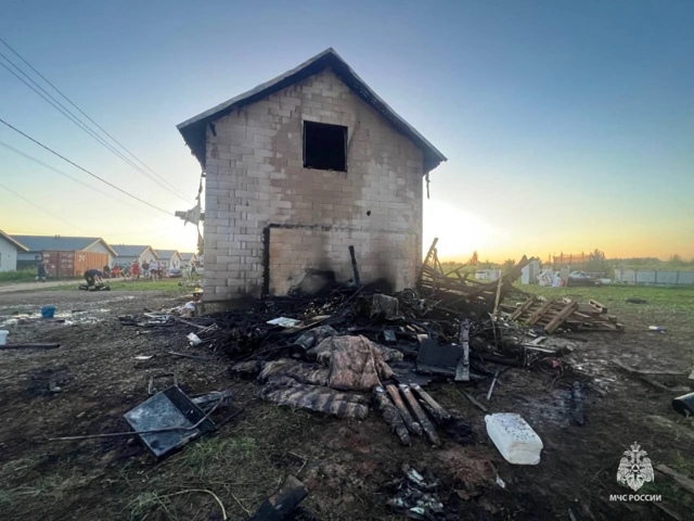 В Култаево мать с ребенком выбрались из горящего дома. ...