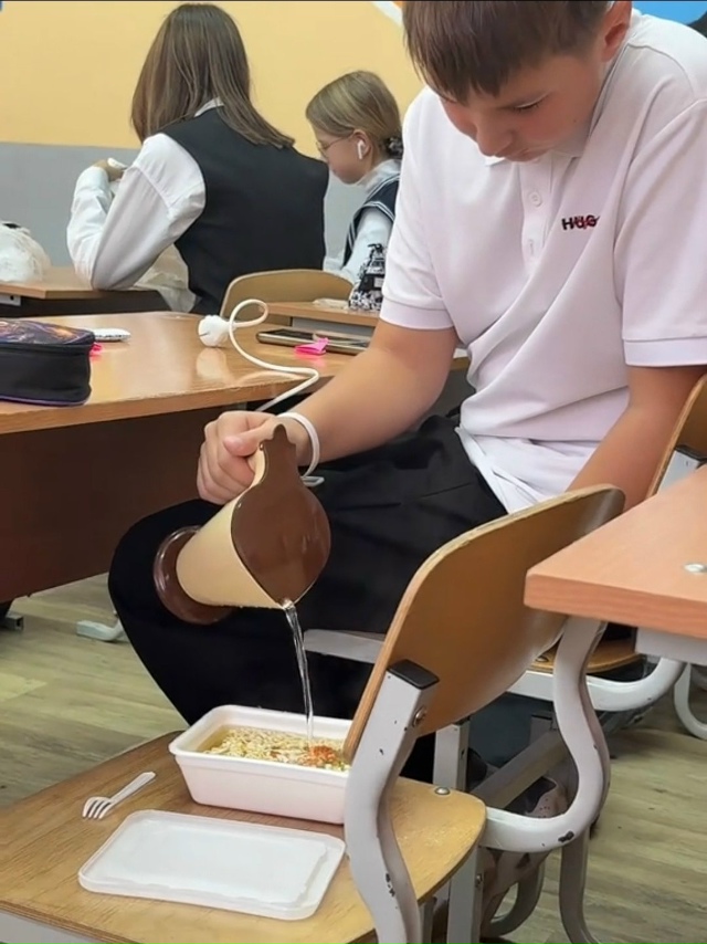 ТИПИЧНЫЙ ДЕНЬ В ШКОЛЕ😬
Пост от ученика 9 класса)))