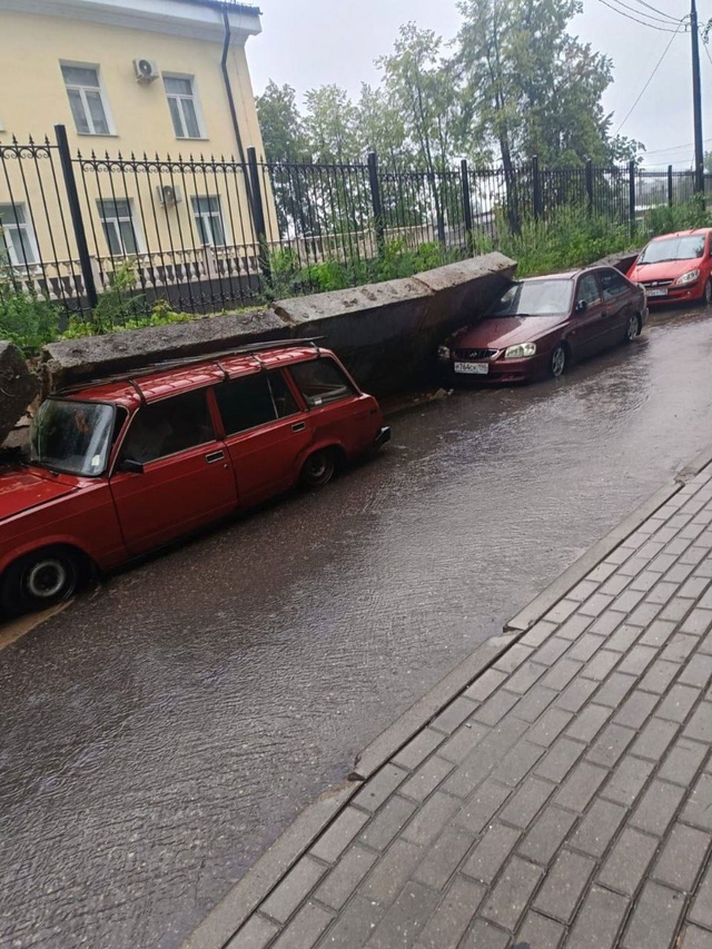 В Кучино бетонные плиты упали на машины
Все произошл?...