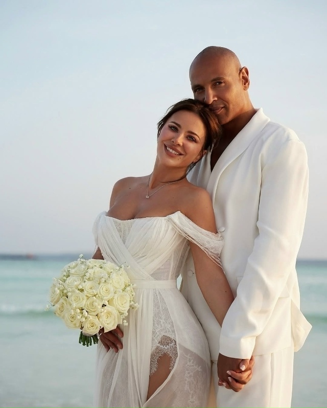 Ани Лорак поделилась свадебными снимками и поблагодар...