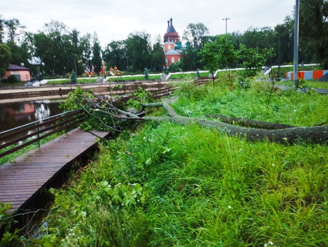 Последствия грозы на скейт парке. Электрический столб ...