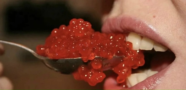 😦 Больше двyх ложeк красной икры в день — очень опасно ...