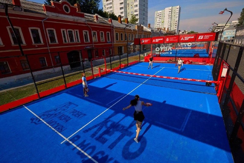 🎾 Бесплатные корты для игры в падел открыты в центре Москвы
Площадки работают у станций «Баррикадна