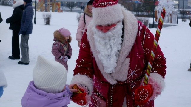 В Соликамске прошло шествие Дедов Морозов и Снегуроче?...