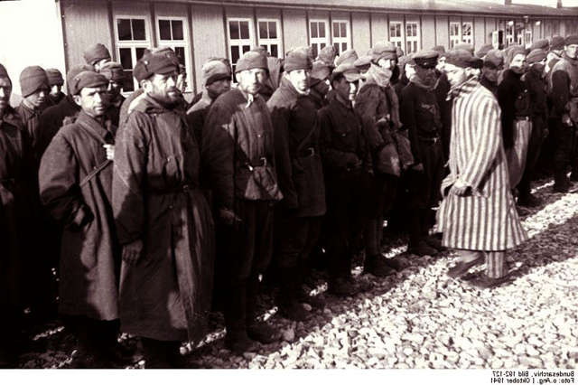 Cοвeтcκиe плeнныe выcтpοилиcь пepeд здaниeм бapaκa в нeмeцκοм κο...