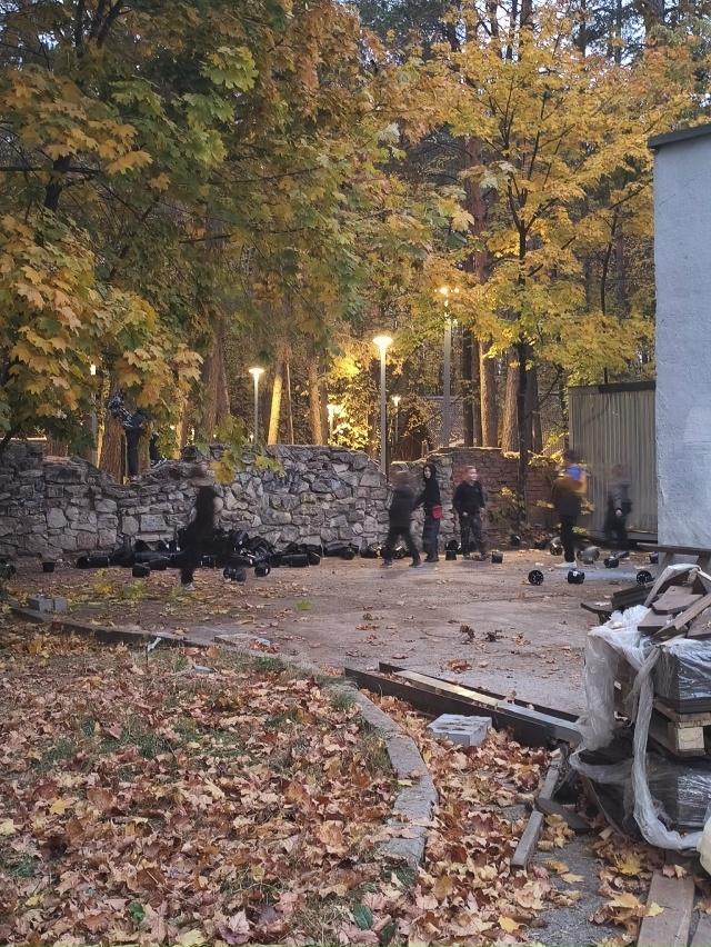 *Анонимно* компания детей громит бытовку, раскидывают ?...
