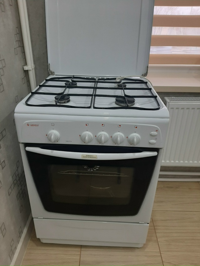 Продам.газ плиту в отличном состоянии и прихожую. 89128438...