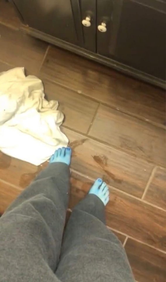 Парень в шампунь налил краски...
Этот пранк девушка вр?...