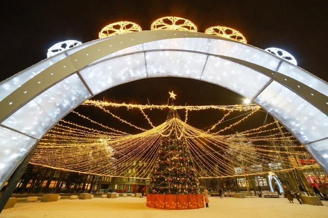 Новогодние ёлки по всей Мурманской области зажгут 15 но...