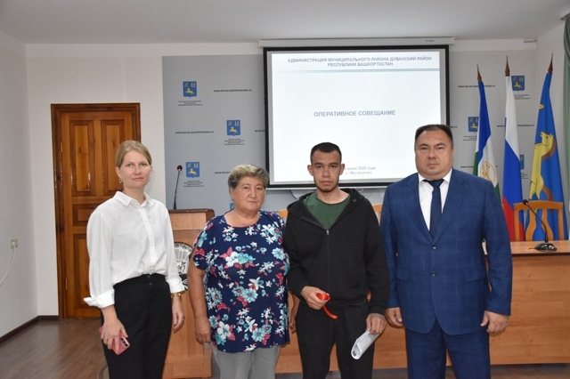 Айдар Абдуллин, глава Дуванского района, вручил ключи ?...