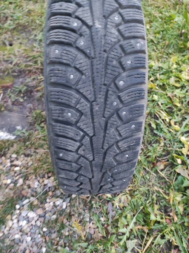 Зимняя резина nokian 185*65 R15, бу. 2 покрышки 2000р