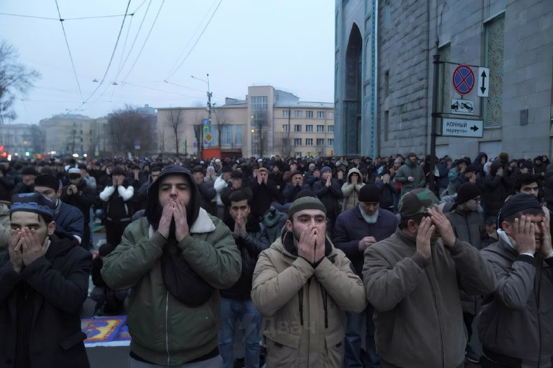 В Москве и Питере тысячи мусульман собрались у соборных мечетей на массовую молитву в честь праздник