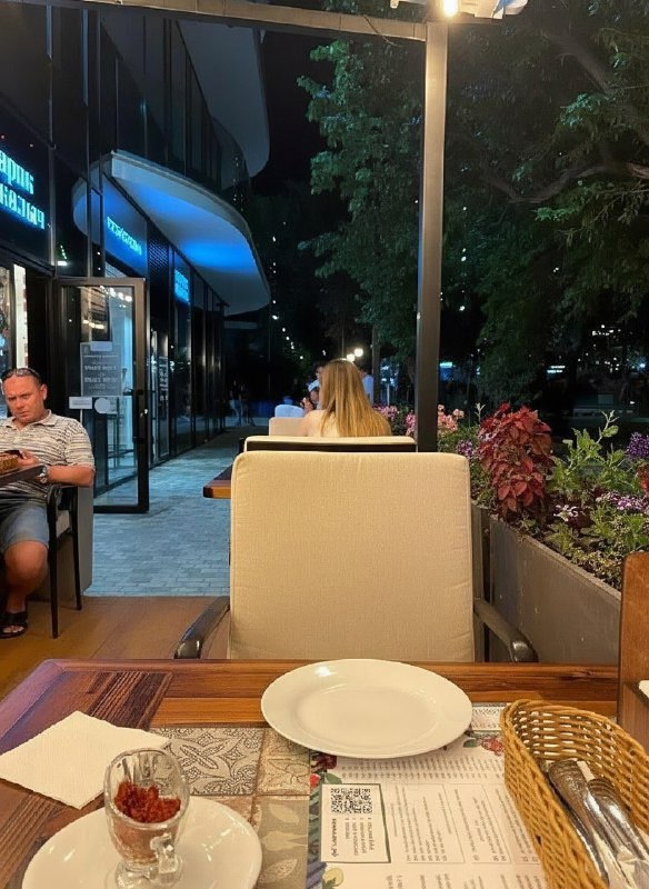 Тян попросила убрать с фотографии постороннего мужика и вот что из этого вышло