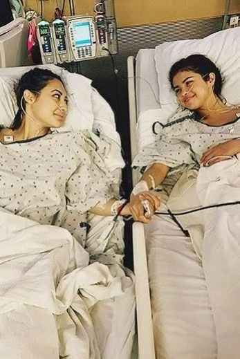 ? Селена Гомес не пригласила подругу, подарившую ей п?...