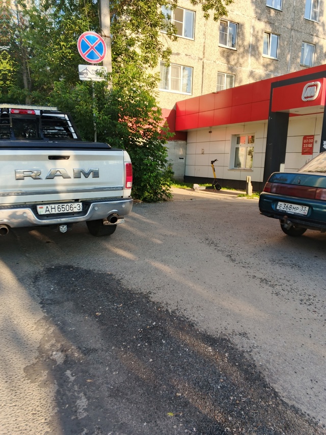 Думаем только о себе 😠 в итоге людям не пройти машине ?...