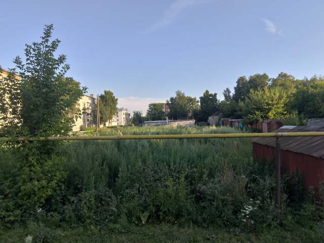 Невозможно играть на площадке, мяч улетает в траву, в т?...