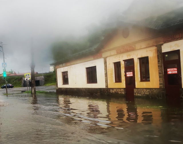 Сегодня после ливня в рыболовный под Чугунным мостом м...