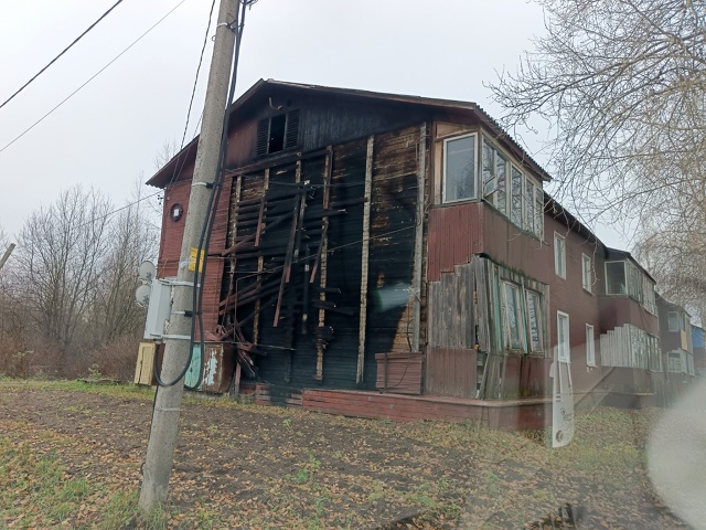 Анон. Ул. Торговая 10. Дом уже 2-ой год стоит в таком виде. ...