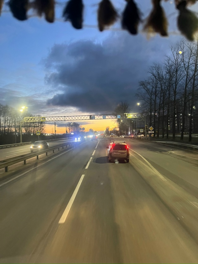 Светофор на Безыменского с пекинки не работает с вечер...