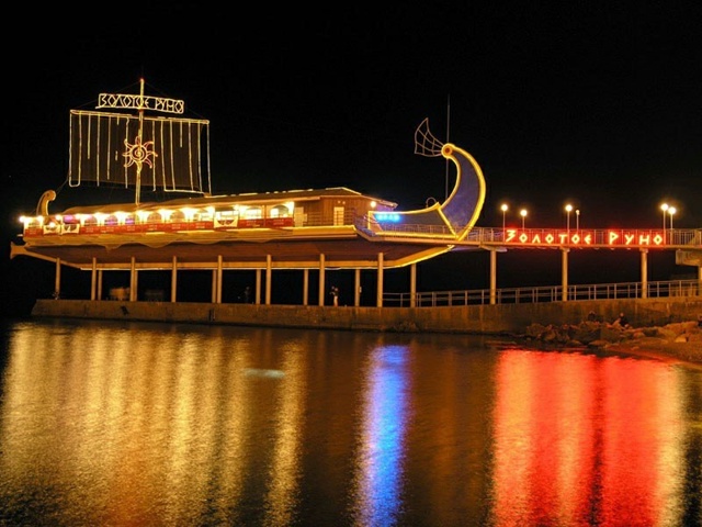 Администрация города,подсветите корабль! Хоть пару фо?...