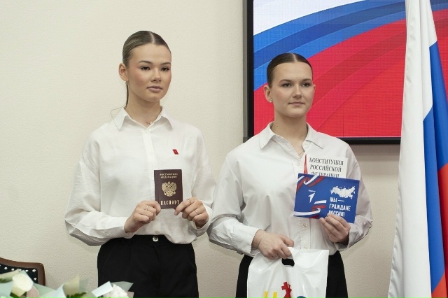 🇷🇺 ШКОЛЬНИКИ ПОЛУЧИЛИ ГЛАВНЫЙ ДОКУМЕНТ ГРАЖДАНИНА Р...