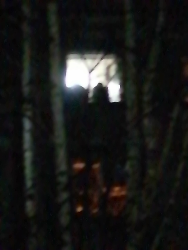 На скорынина 8 компания молодых людей из неизвестного ?...