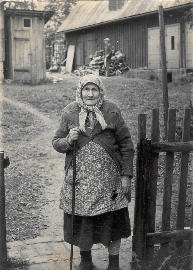 Вернуть бы маму на мгновенье,
Сказать всё то, что не усп...