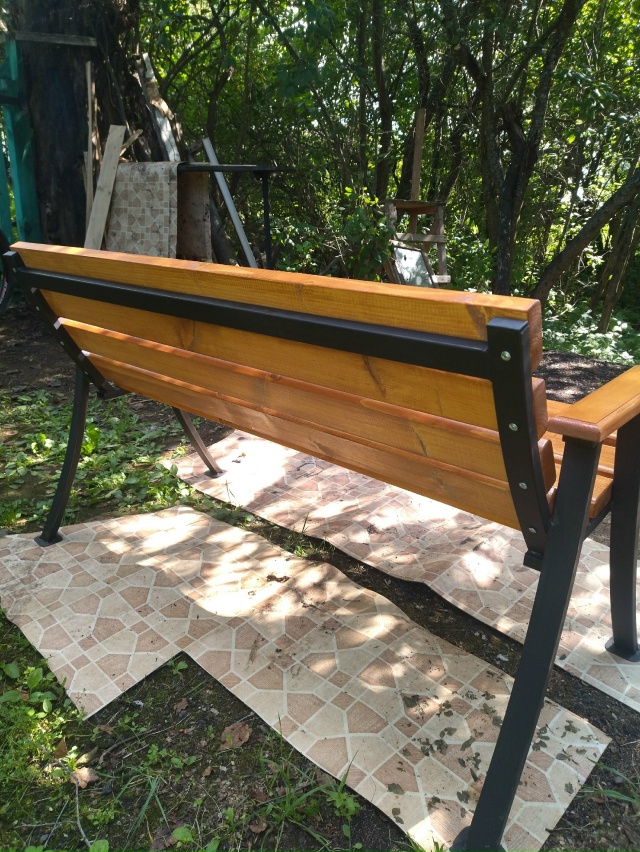 Лавочка садовая продам. Большая на каркасе размер: 135см...