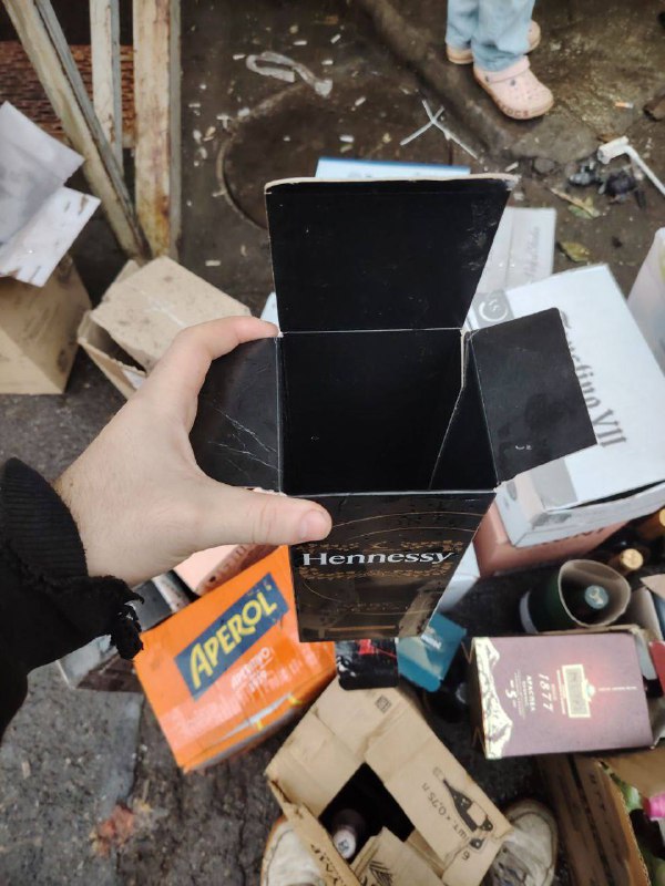 Щас будет больно: грузчики в Москве разбили целую палету с коньяком Hennessy при разгрузке.
Чисто