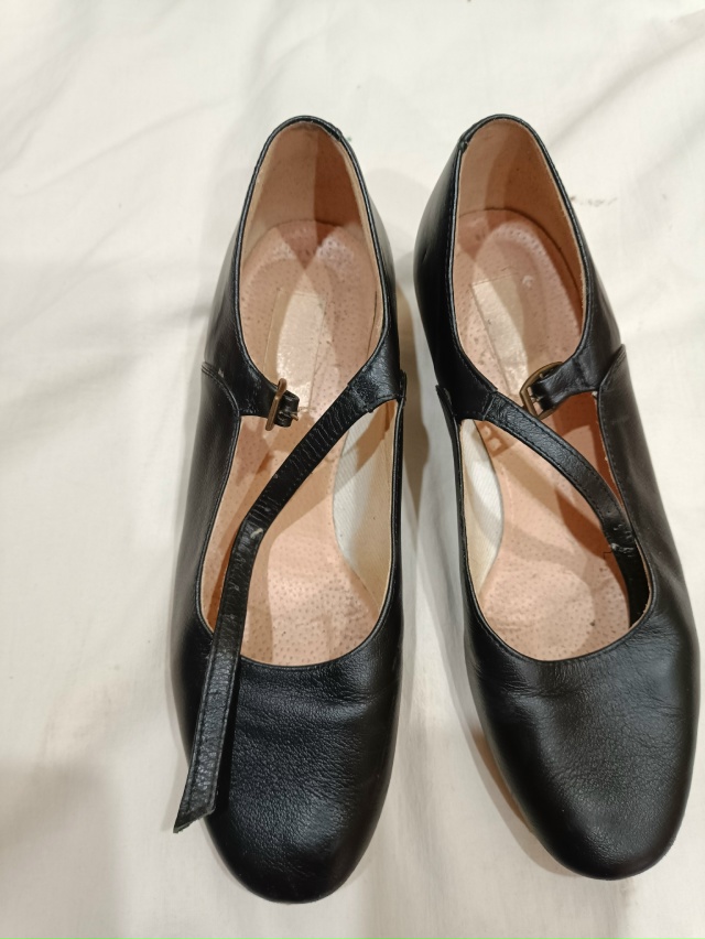 Туфли для танцев 38 размер б.у отдам бесплатно.