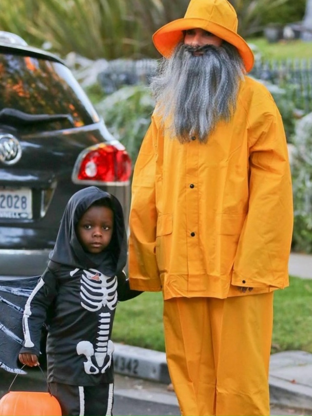 Сандра Буллок каждый год отмечает Хэллоуин по-семейно?...