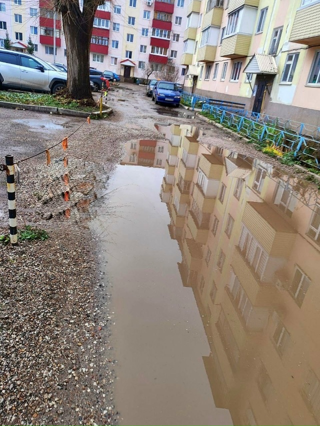 Во дворе нефтяников 12 и нефтяников 10, вот такое безобра...