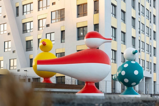 Гигантские птицы-свистульки поселились во дворе на Ре?...