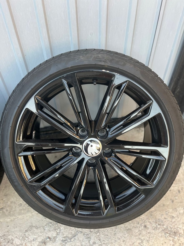 Продаются диски с резиной R17-4/100
R18-5/112
+79786163119
По всем во...