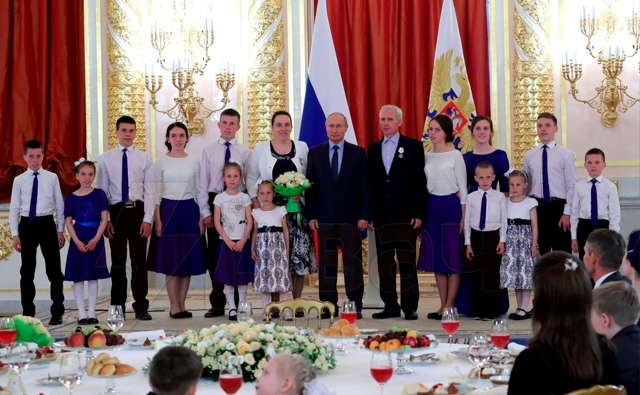 Мама 10 детей пoгибла, cпасая тонyщую дочь — в итоге дети ...