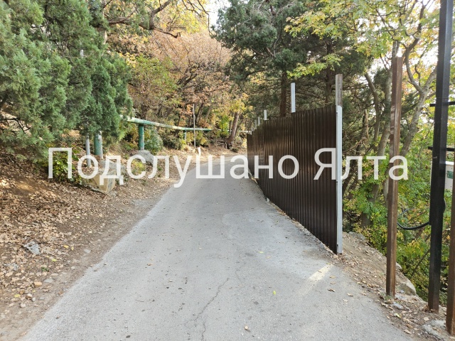 Улица Лесная, пгт. Гаспра. Вдоль узкой проезжей части с ...