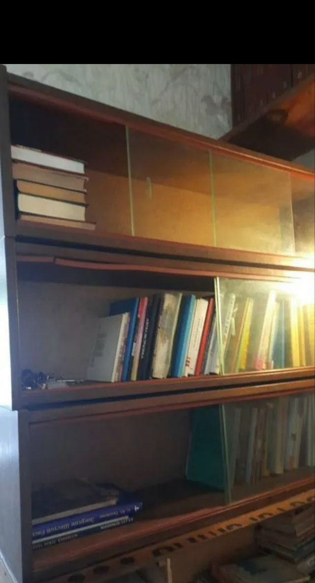 Может есть у кого ненужные советские полки книжные со ?...