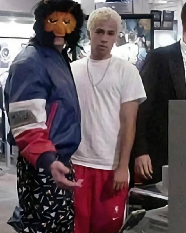 Маскировка которую использовал Майкл Джексон, для свободного хождения среди людей
Буквально воплоще