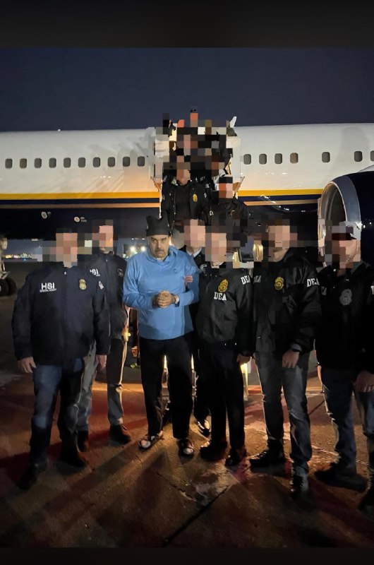 Первые кадры с президентом Венесуэлы Николасом Мадуро, которого привезли в США
Мадуро и его жену от