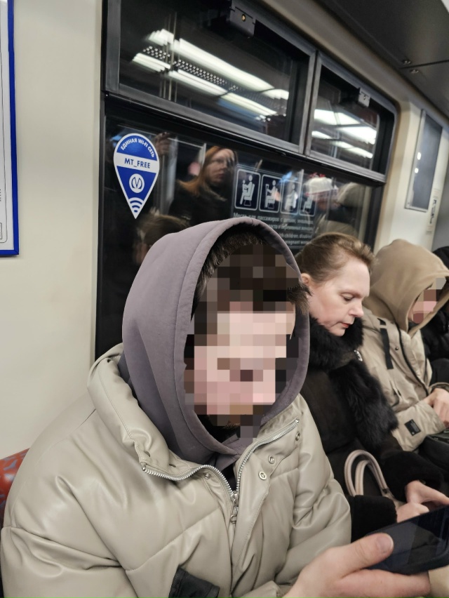 Полный вагон людей! Я стою!
Зачем садиться на эти места,...