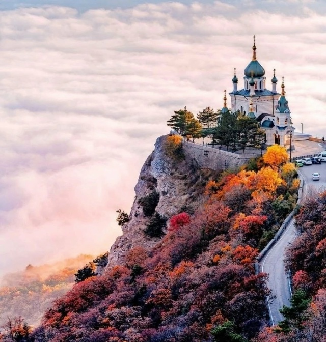 Форос, овеянный легенда и пропитанный историей, - это н...