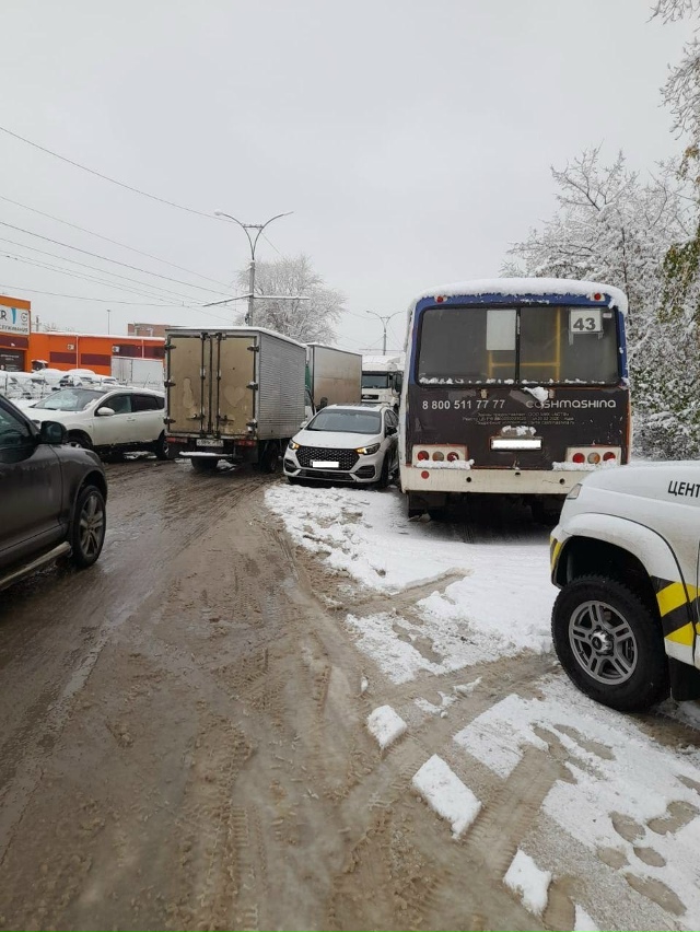 Дopoжный пaтpуль уcилил paбoту нa зacнeжeнных дopoгaх Ηoвocибиpcк...