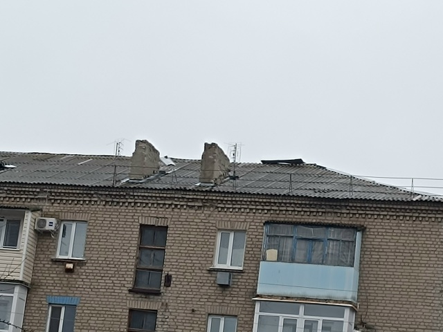 Улица Энгельса 11 дом, оторваны коньки на крыше. Уважаем...